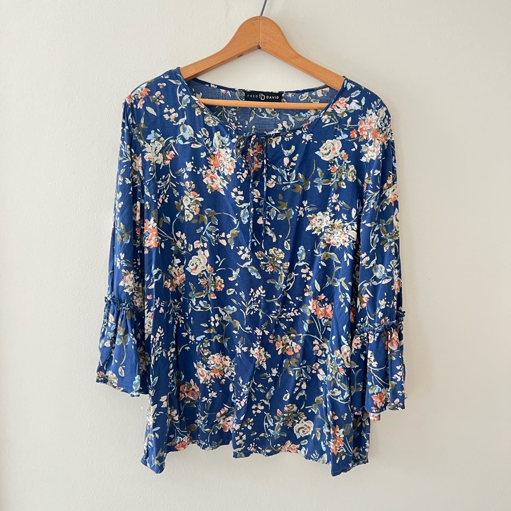 Fred‎ David Blue Floral Tie Neck Blouse with Bell Flutter Sleeves Size Large